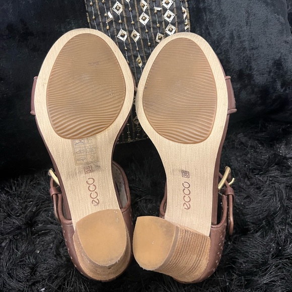 ECCO OMAK PERFORATED SANDAL - Picture 4 of 7